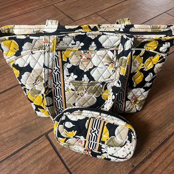 Vera Bradley Handbags - NEW Vera Bradley Dogwood Hand Bag Yellow & Black Floral  Design Quilted Fabric